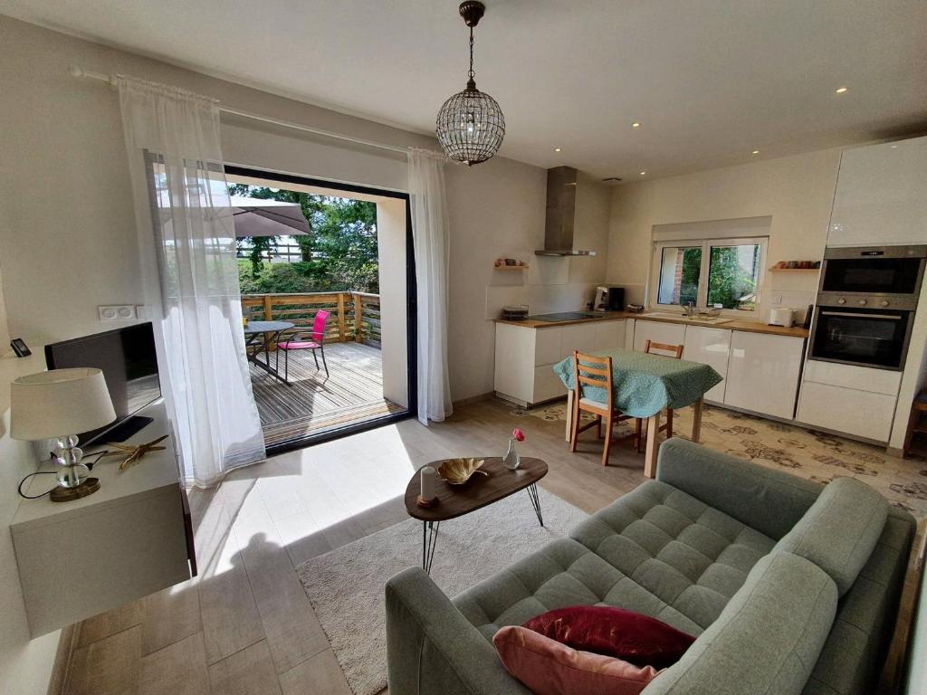 ein Wohnzimmer mit einem Sofa und einem Tisch in der Unterkunft Gîte Chilleurs-aux-Bois, 2 pièces, 2 personnes - FR-1-590-276 in Chilleurs-aux-Bois