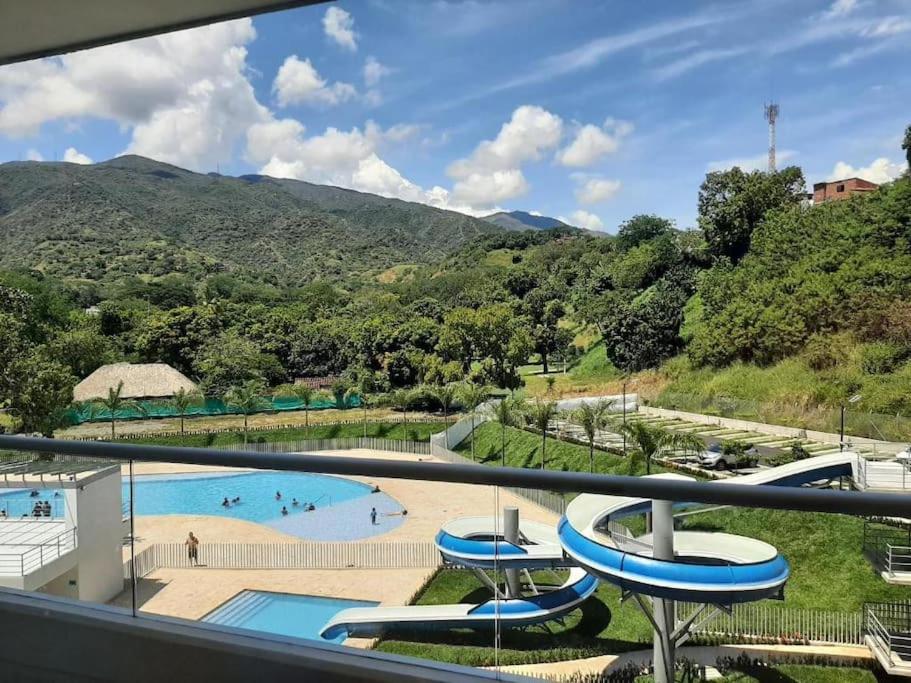 - Balcón con vistas a la piscina en Citadela Disole Paraíso en Santa Fe de Antioquia