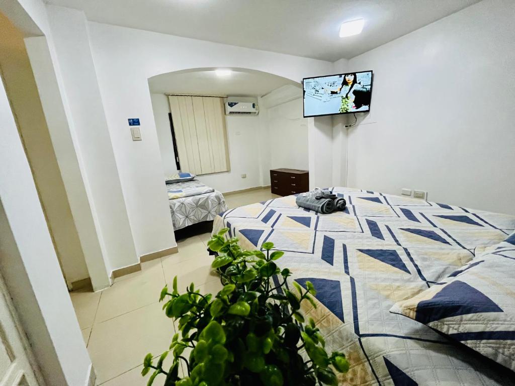 Habitación hospitalaria con cama y TV de pantalla plana en Suite in the exclusive area of San Marino, en Guayaquil