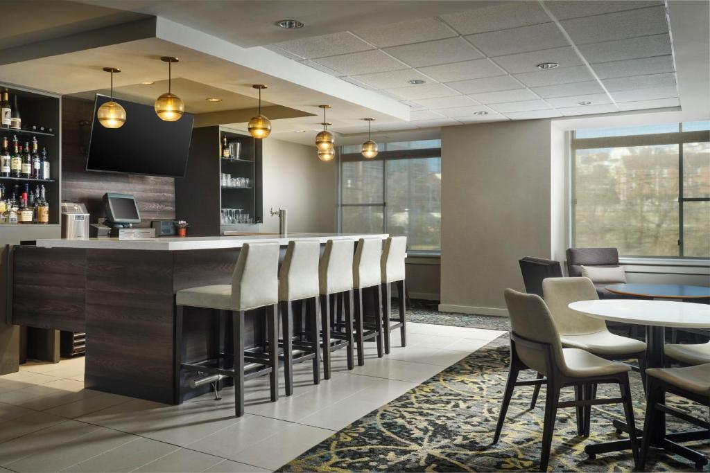 a bar in a restaurant with chairs and tables at Residence Inn Philadelphia Conshohocken in Conshohocken