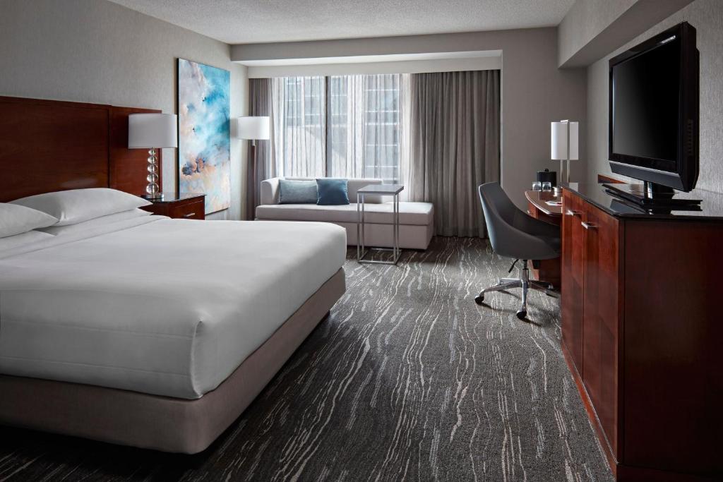 TV a/nebo společenská místnost v ubytování Halifax Marriott Harbourfront Hotel
