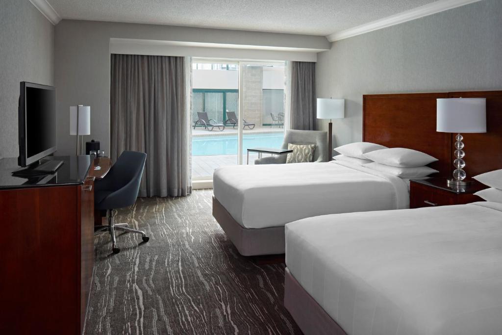 Postel nebo postele na pokoji v ubytování Halifax Marriott Harbourfront Hotel