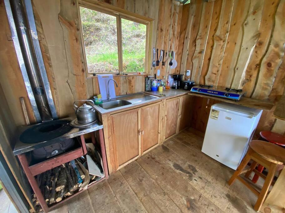 Kuchyň nebo kuchyňský kout v ubytování Cabaña la Chispita, Alto Jaular