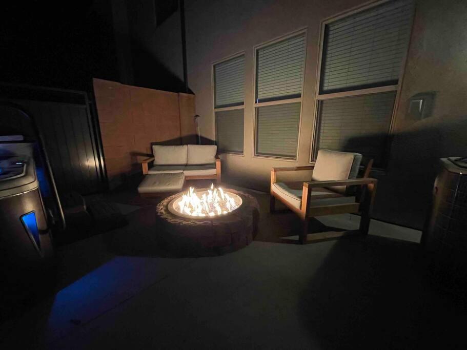 Posezení v ubytování Modern Work/Relax - Private Hottub & Firepit