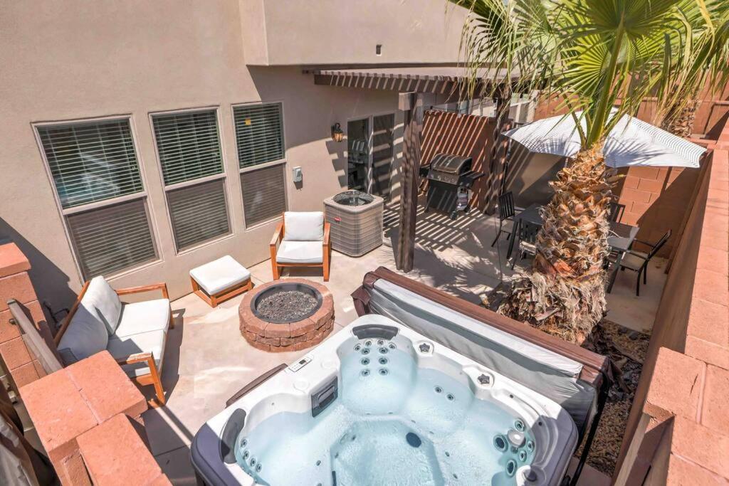 Bazén v ubytování Modern Work/Relax - Private Hottub & Firepit nebo v jeho okolí
