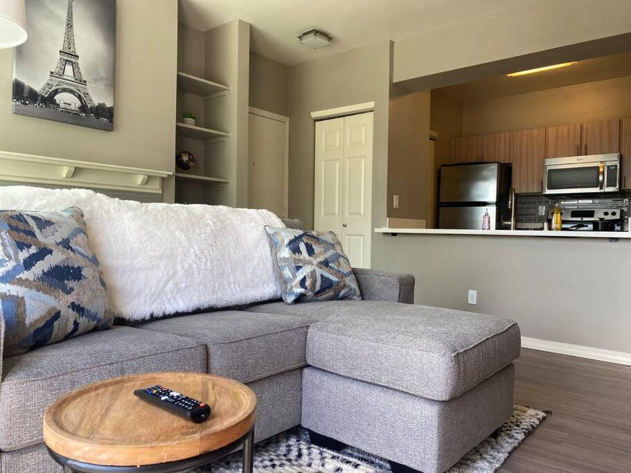 ein Wohnzimmer mit einem Sofa und einem Tisch in der Unterkunft Lovely Seattle Waterfront Home in Seattle