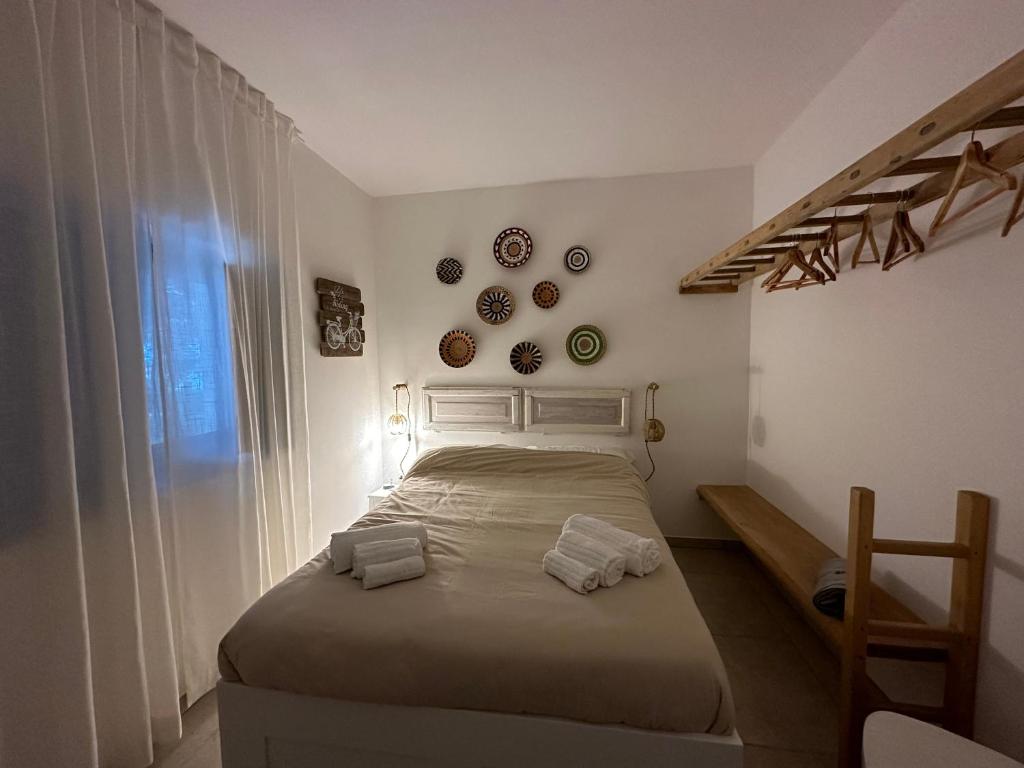 une chambre avec un lit avec deux serviettes dessus dans l'établissement Trulli Conca d oro La lamia, à Martina Franca