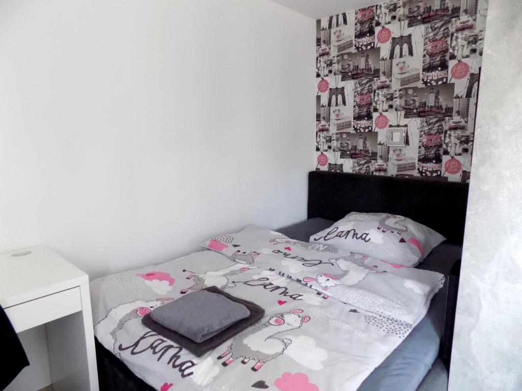 Łóżko lub łóżka w pokoju w obiekcie Gemini Vendégház