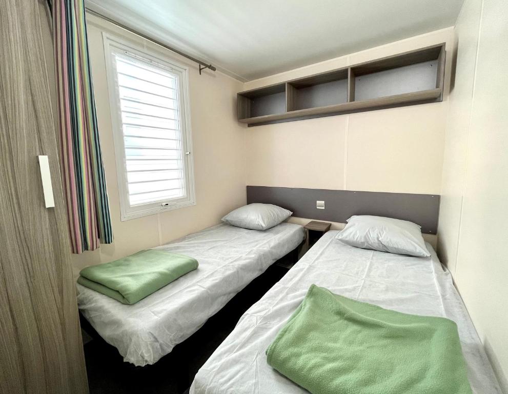 Postel nebo postele na pokoji v ubytování Camping Des Mimosas