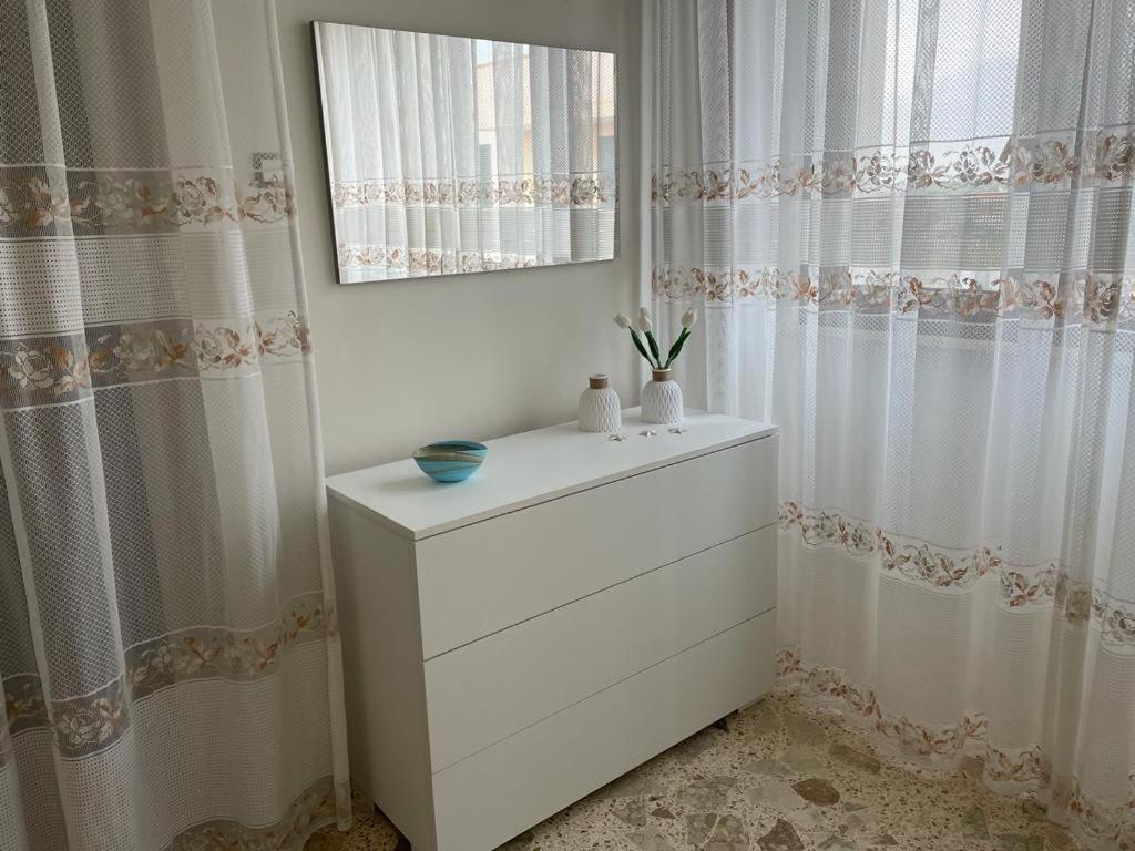 Vestidor blanco en una habitación con ventana en Casa vacanza dai Nonni Ntoni, en Acquarica del Capo