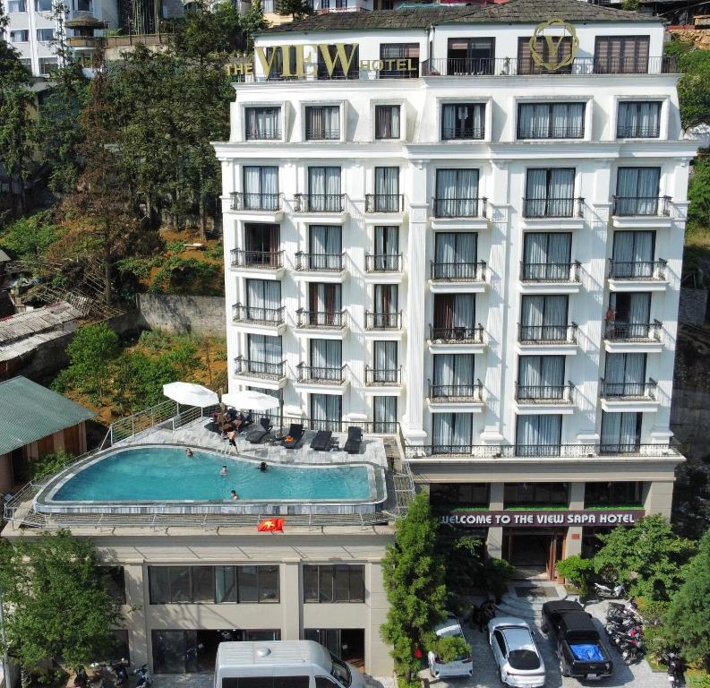 um hotel com piscina em frente a um edifício em The View Sapa Hotel em Sa Pa