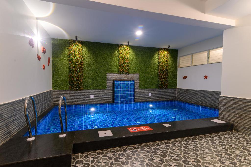 Bazén v ubytování Lotus & Orchid Villas by Ramnath Homes nebo v jeho okolí