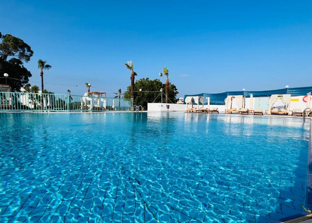 普羅塔拉斯的住宿－艾德拉斯灣酒店，蓝色海水大型游泳池