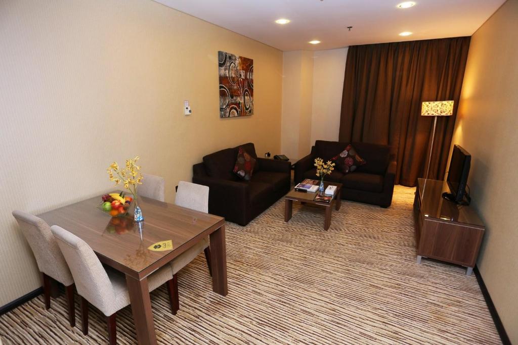 Гостиная зона в Al Hamra Hotel