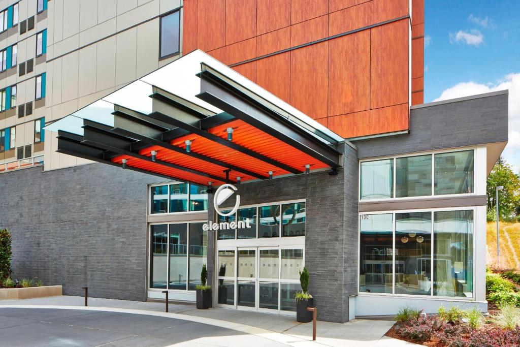 budynek ze znakiem scjentologicznym w obiekcie Element Seattle Redmond w mieście Redmond
