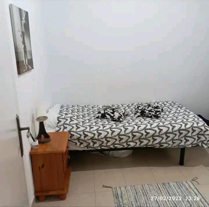 Zona de estar de Camera privata singola in appartamento, bagno in comune, aria condizionata caldo freddo, WIFI, TV