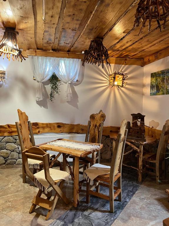 Posedenie v ubytovaní Rustic Inn River