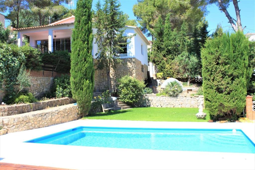 Bazén v ubytování Villa Wanderlust Sitges Hills Exclusive pool only families nebo v jeho okolí