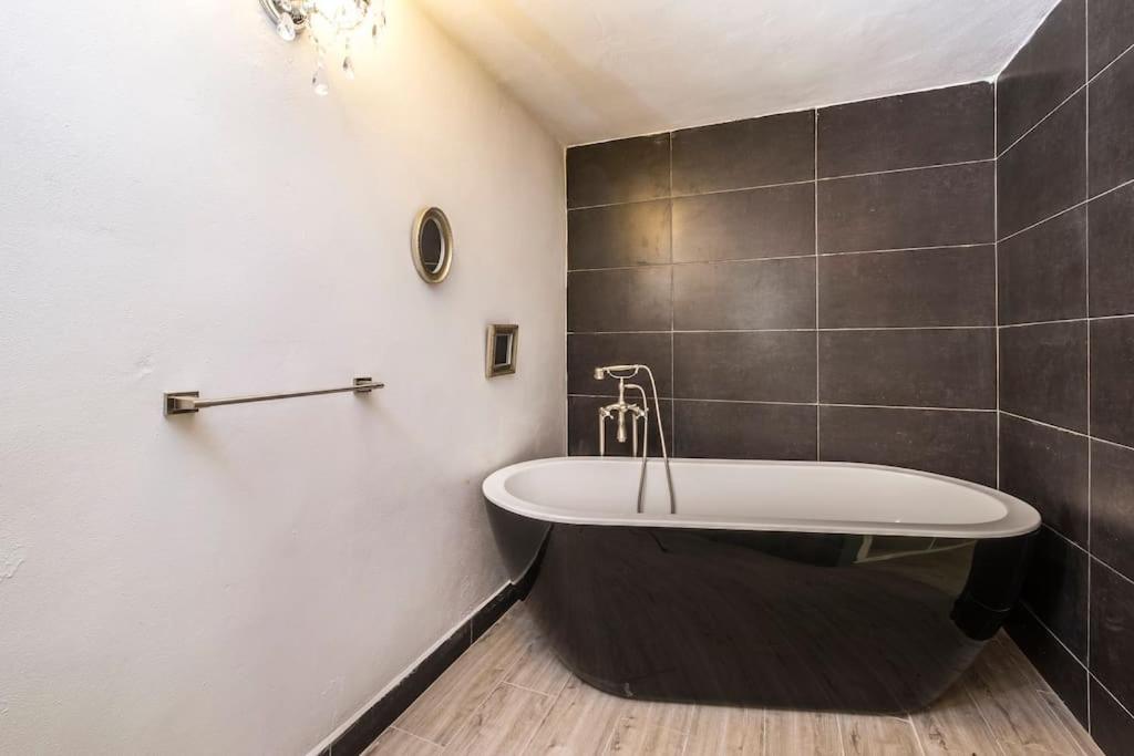 Koupelna v ubytování Villa Wanderlust Sitges Hills Exclusive pool only families