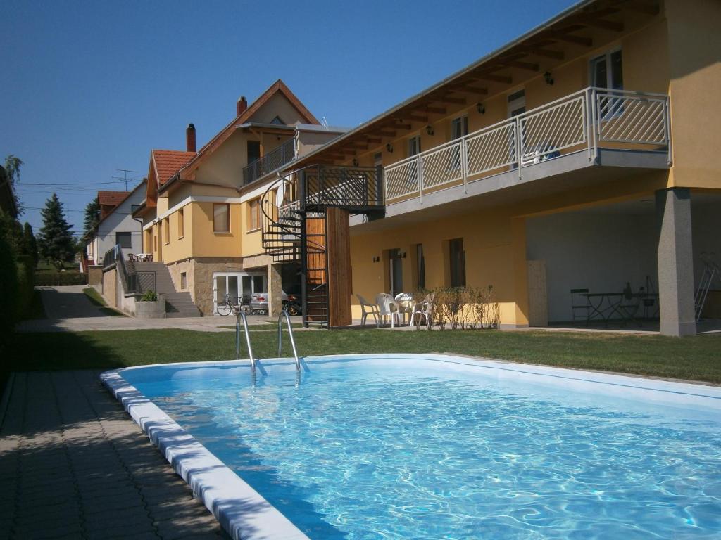 uma piscina em frente a uma casa em Apartman Laguna em Balatonlelle