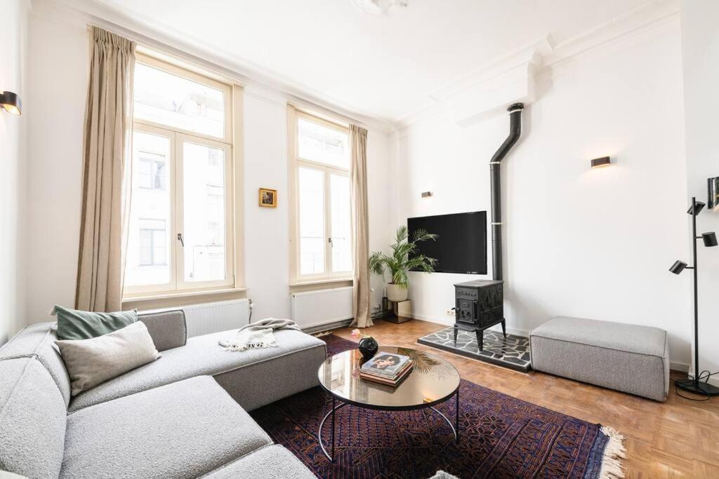 - un salon avec un canapé et une table dans l'établissement The Sebastian, à Anvers