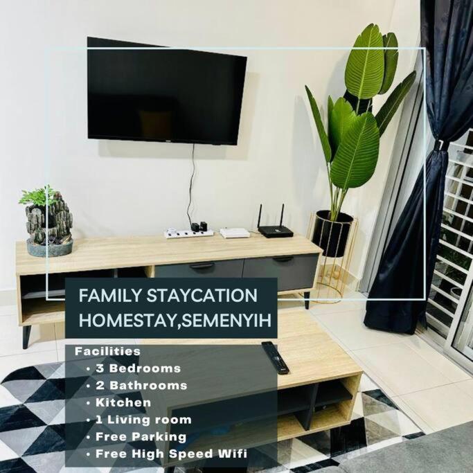 Televisyen dan/atau pusat hiburan di Spacious Apartment Semenyih