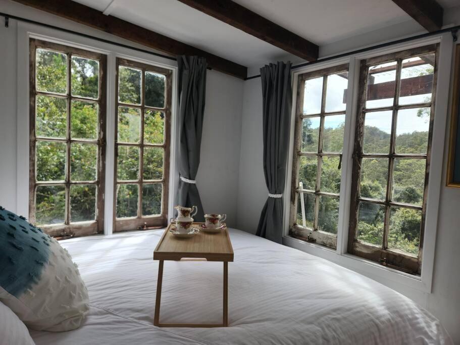 Ένα ή περισσότερα κρεβάτια σε δωμάτιο στο Bellingen Hideaway Tiny Home- Breathe. Discover. Renew.