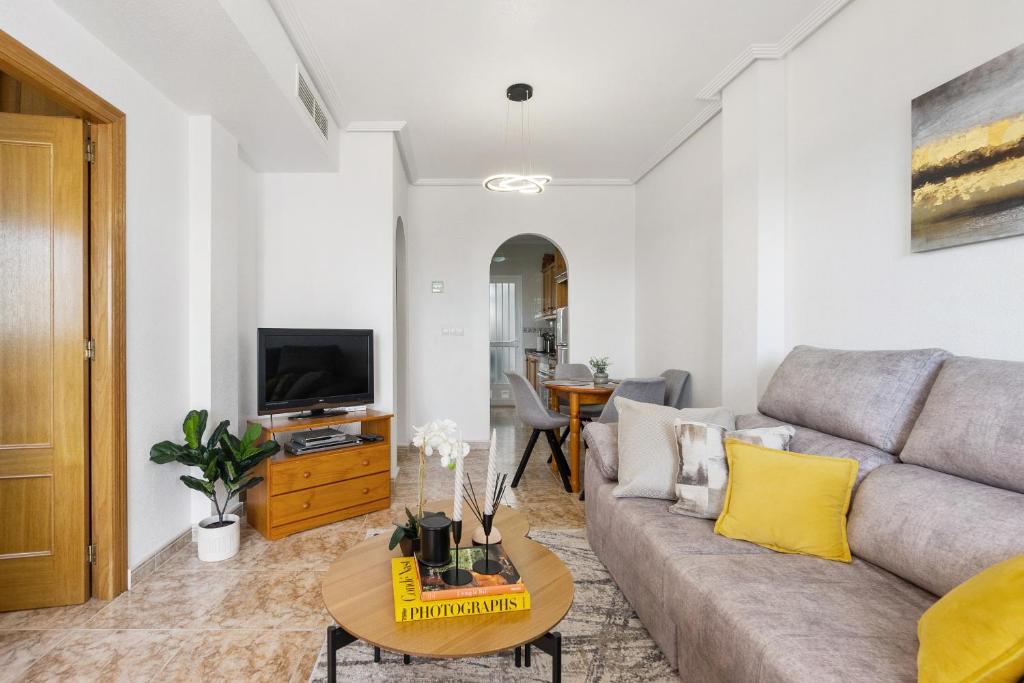 TV a/nebo společenská místnost v ubytování CB Living - Homely apartment Ciñuelica, Punta Prima