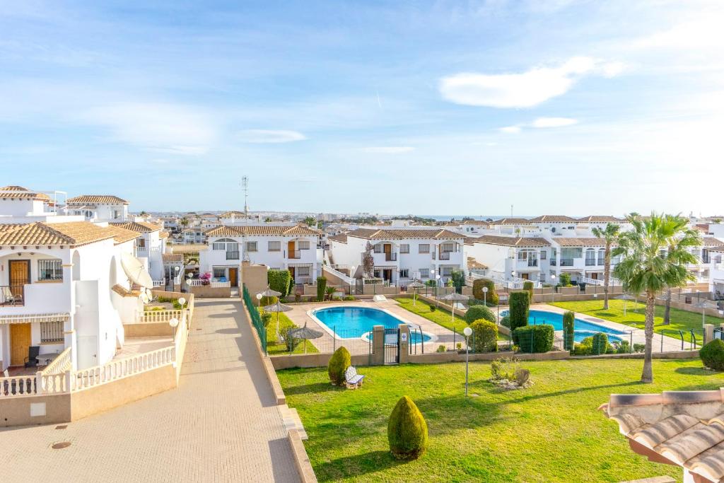 Bazén v ubytování CB Living - Homely apartment Ciñuelica, Punta Prima nebo v jeho okolí
