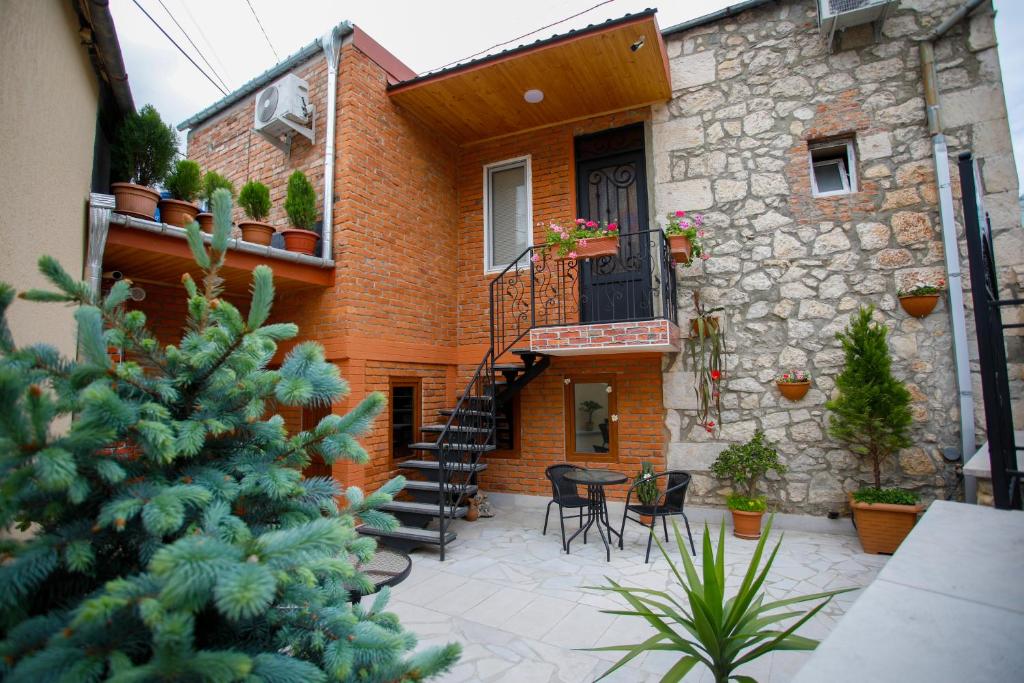 una casa con un árbol de Navidad delante de ella en city point en Kutaisi