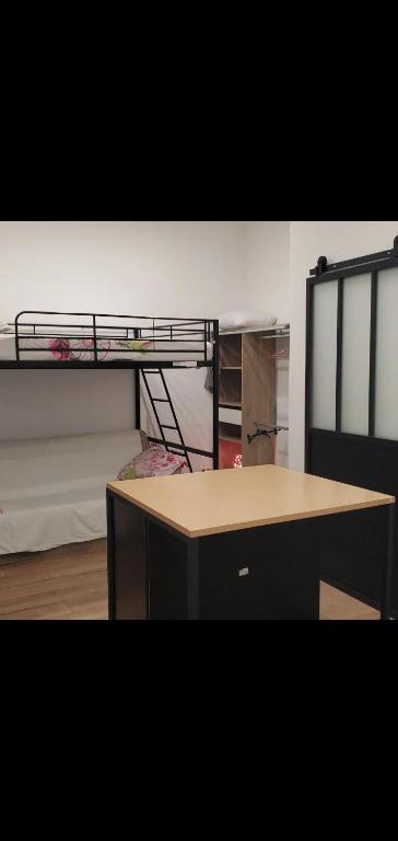 Cette chambre comprend un bureau et des lits superposés. dans l'établissement Studio vieux port Marseille, à Marseille