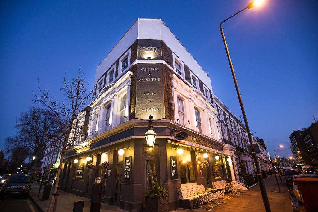 un edificio con un reloj encima en The Crown and Sceptre, en Londres