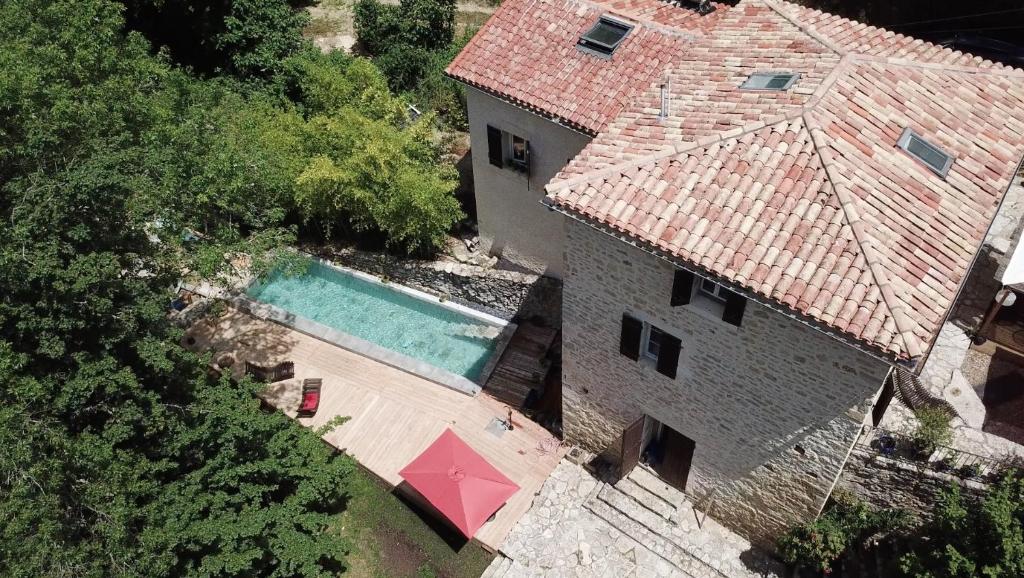 une vue aérienne d'une maison avec piscine dans l'établissement Moulin Bas, Prés de la Rivière, à Carnac-Rouffiac