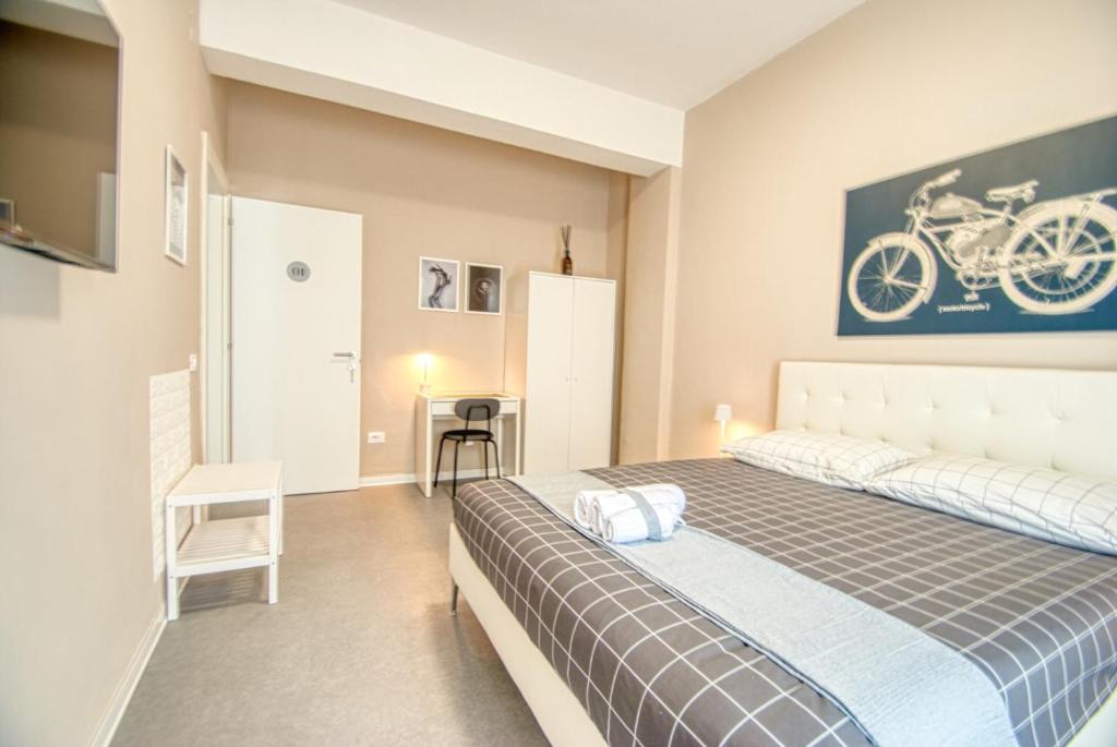 een slaapkamer met een bed en een foto van een fiets aan de muur bij B&B Civico 168 Bellerofonte in Avellino