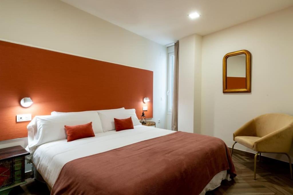 Łóżko lub łóżka w pokoju w obiekcie Murillo Fantastic apartment downtown Sevilla