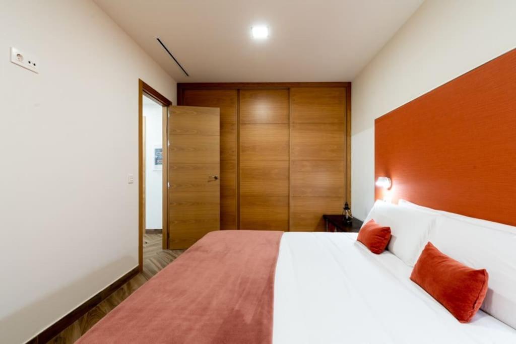 Łóżko lub łóżka w pokoju w obiekcie Murillo Fantastic apartment downtown Sevilla