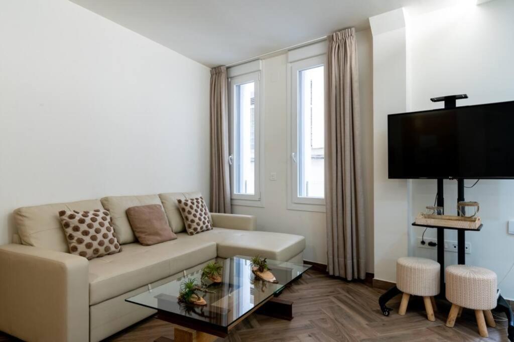 Telewizja i/lub zestaw kina domowego w obiekcie Murillo Fantastic apartment downtown Sevilla