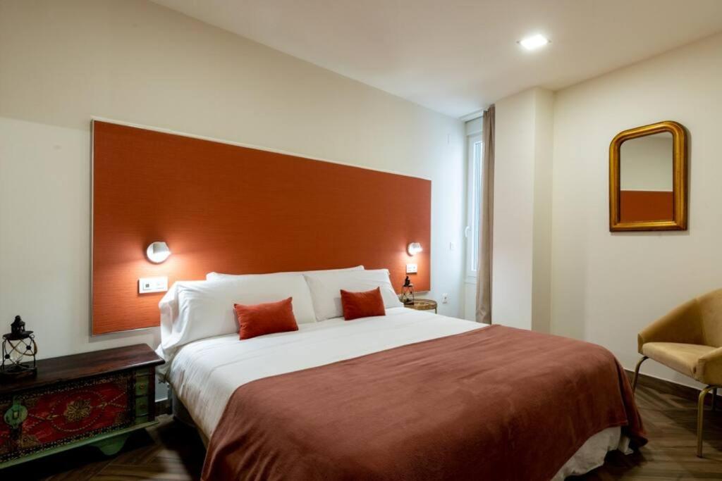 Łóżko lub łóżka w pokoju w obiekcie Murillo Fantastic apartment downtown Sevilla
