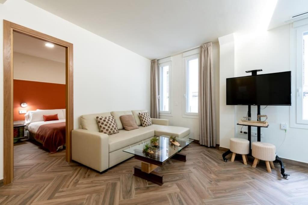 Telewizja i/lub zestaw kina domowego w obiekcie Murillo Fantastic apartment downtown Sevilla