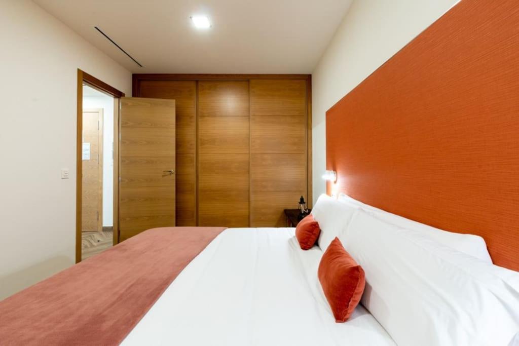 Łóżko lub łóżka w pokoju w obiekcie Murillo Fantastic apartment downtown Sevilla