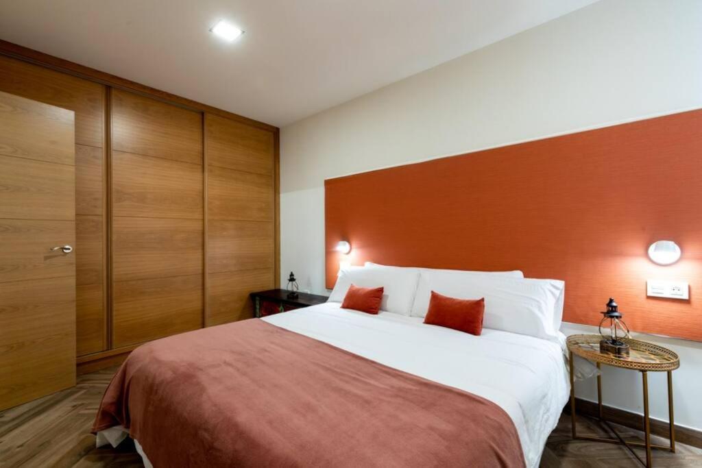 Łóżko lub łóżka w pokoju w obiekcie Murillo Fantastic apartment downtown Sevilla