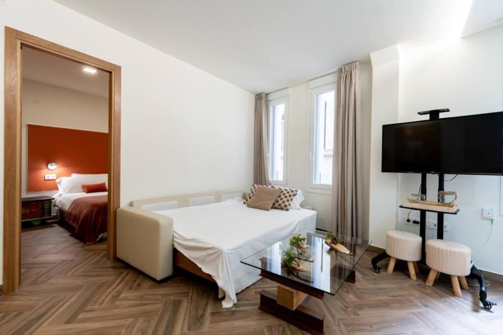 Pokój hotelowy z łóżkiem i lustrem w obiekcie Murillo Fantastic apartment downtown Sevilla w Sewilli