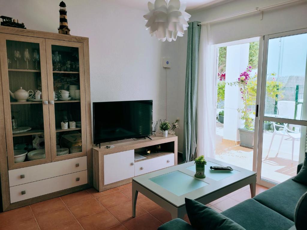 Televízia a/alebo spoločenská miestnosť v ubytovaní Casa a 400m de playa, 3 habitaciones, 2 baños y jardín