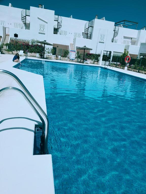 Bazén v ubytovaní Casa a 400m de playa, 3 habitaciones, 2 baños y jardín alebo v jeho blízkosti
