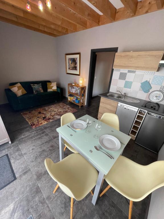 a kitchen and living room with a table and chairs at Appartement Plein Pied La Flèche in La Flèche