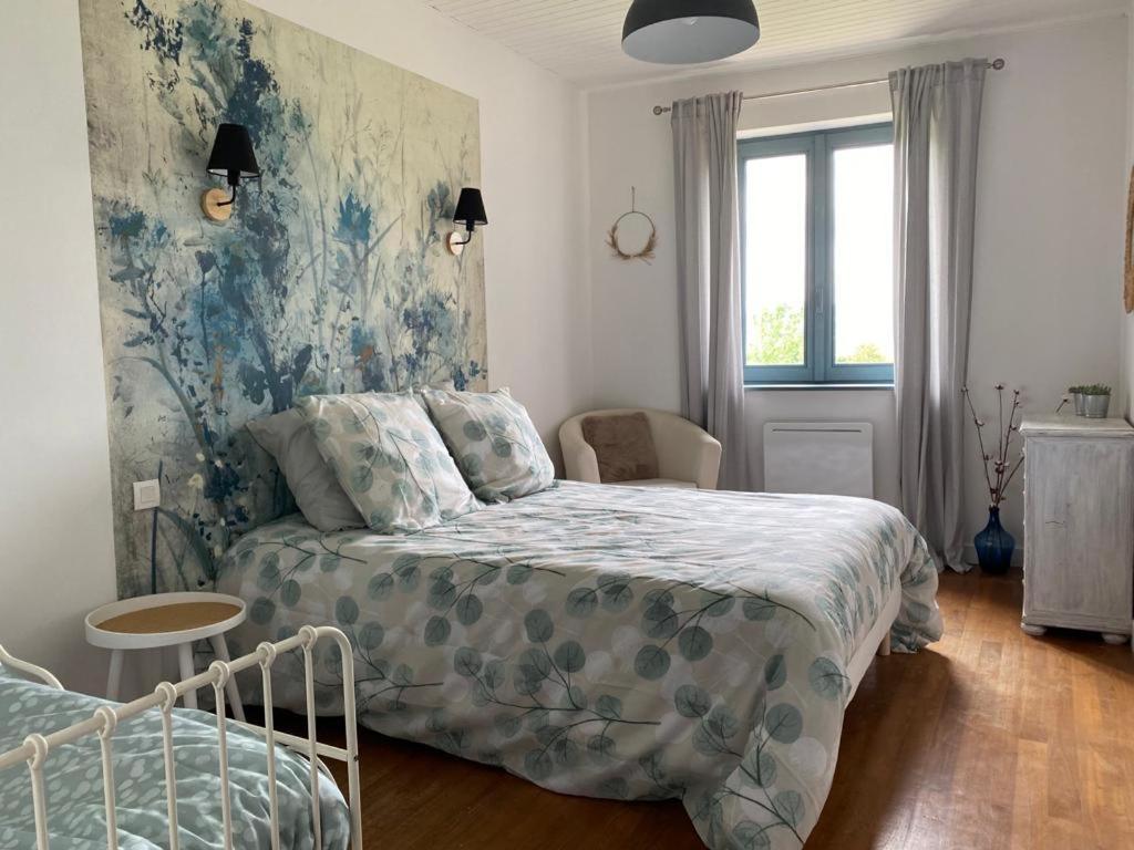 mała sypialnia z łóżkiem i oknem w obiekcie Maison sur cour w mieście Courzieu