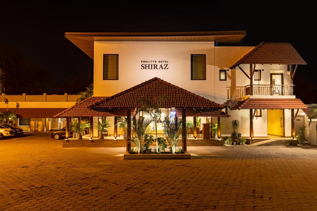 Budynek z napisem "Sharma" w obiekcie Kwality's Motel Shiraz w mieście Bhopal
