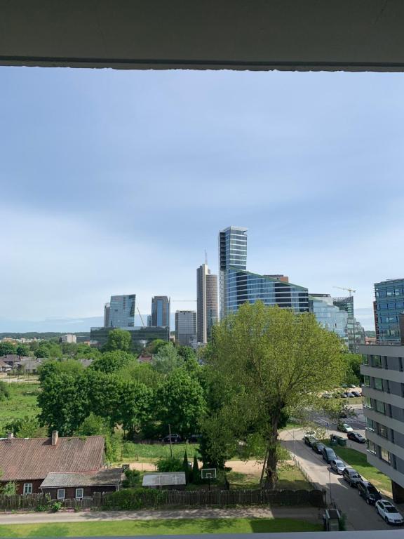 Pemandangan umum bagi Vilnius atau pemandangan bandar yang diambil dari apartmen