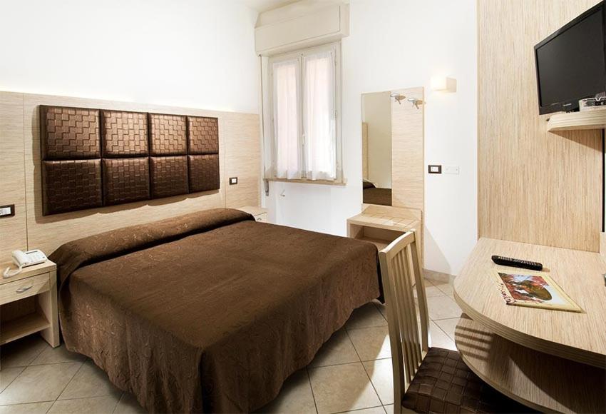 Postel nebo postele na pokoji v ubytování HOTEL D'ANNUNZIO
