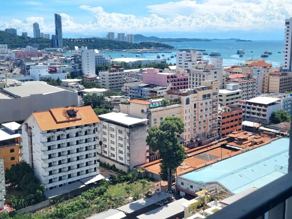 لابی و فضای عمومی The Base condo center of pattaya rooftop swimming pool - تصویر ۵
